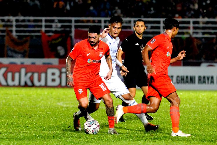 Pemain Borneo FC Jonathan Bustos berhasil merebut bola dari Pemain Arema FC M Rafli saat pertandingan leg kedua Final Piala Presiden 2022 yang berakhir dengen skor 0-0 di Stadion Segiri Samarinda, Minggu (17/7/2022) malam. Borneo FC dan Arema FC kembali bertemu, kali ini pada pekan pertama Liga 1 2022-2023, Minggu (24/7/2022) sore WIB.