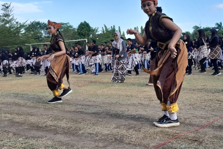 Sebanyak 7.400 pelajar menari tarian wanara Sugriwa Subali di Alun-alun Wates, Kabupaten Kulon Progo, Daerah Istimewa Yogyakarta. Diikuti ribuan peserta membuat MURI menyematkan predikat penari wanara Sugriwa Subali terbanyak.
