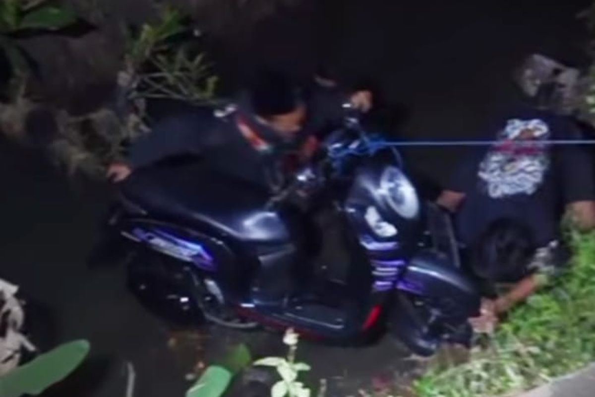 Warga evakuasi motor korban begal di Jatiroto Lumajang