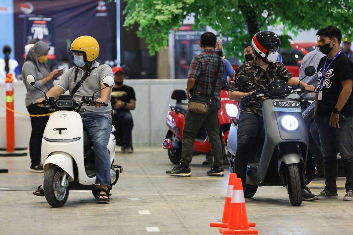 Pengunjung mendapat kesempatan mencoba sepeda motor listrik di ajang Periklindo Electric Vehicle Show (PEVS) 2022 di JIExpo Kemayoran, Kamis (28/7/2022). Motor dan sepeda listrik yang bisa dicoba antara lain Gesits GI, Rakata NX8 dan NX3, Rakata OYIKA 59, U Win, serta Fly DF-5.