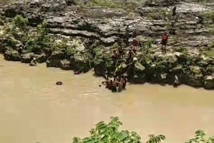 Proses evakuasi pelajar SD yang hilang di Sungai Oya oleh relawan. Sabtu (30/3/2024)