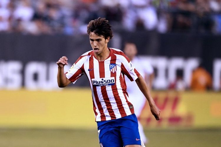 Marcelo mencoba mengejar Joao Felix pada pertandingan Real Madrid vs Atletico Madrid dalam lanjutan ICC 2019 di New Jersey, 26 Juli 2019. 