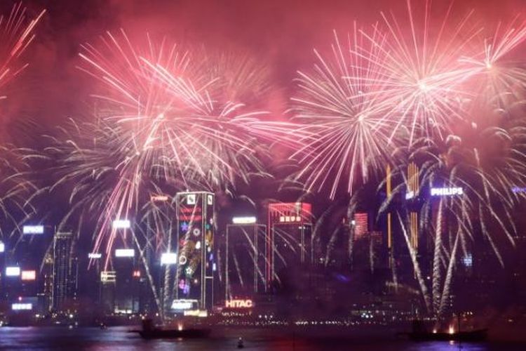 Kemeriahan pesta kembang api di Victoria Harbour, Hong Kong, Sabtu (1/2/2014). Pesta kembang api merupakan bagian dari rangkaian acara dalam menyambut tahun baru imlek di Hong Kong.