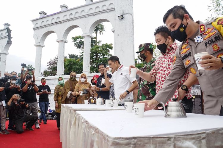 Wali Kota Salatiga Yuliyanto beserta Forkompinda menikmati kopi di Benteng Hock Satlantas Polres Salatiga