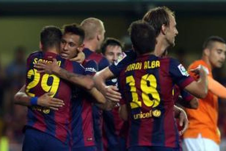 Para pemain Barcelona merayakan gol ke gawang Villarreal pada laga Primera Division di Stadion El Madrigal, Villarreal, Minggu (31/8/2014).