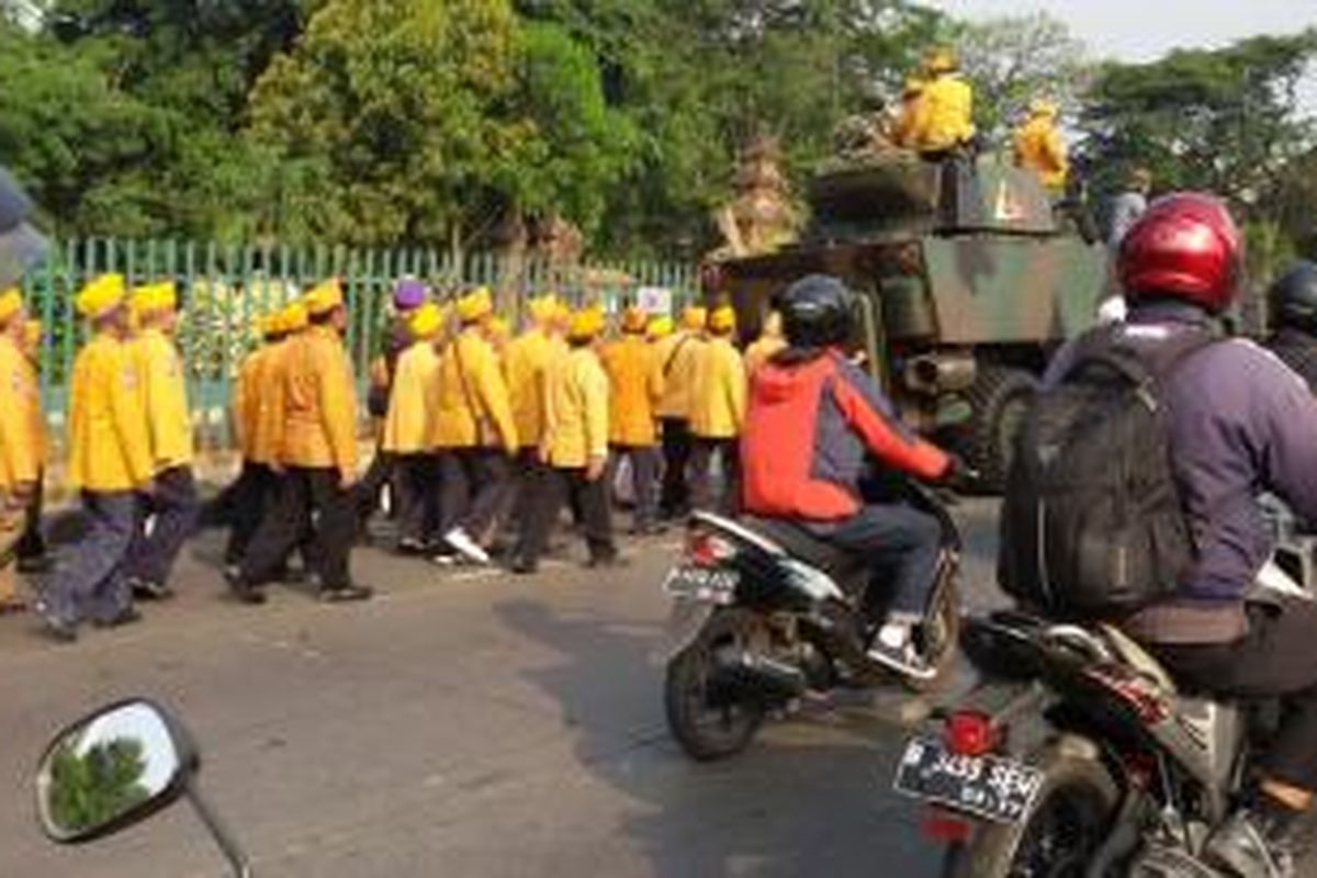 Para veteran berjalan kaki di Jalan Gatot Subroto, Jakarta, Selasa (11/8/2015), dikawal tank.