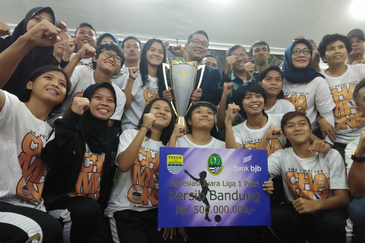 Gubernur Jawa Barat Ridwan Kamil memberikan uang apresiasi sebesar Rp 500 juta bagi tim Persib Putri yang telah sukses menyabet gelar jawara Liga 1 Putri 2019. Apresiasi senilai Rp150 juta juga diberikan bagi tim Tira Persikabo Kartini yang berstatus sebagai runner up ajang yang sama.  Penyerahan uang kadedeuh itu diberikan langsung oleh Ridwan Kamil dalam jamuan makan malam di rumah dinasnya, Gedung Pakuan, Jalan Otista No 1, Kota Bandung, Senin (30/12/2019) malam.