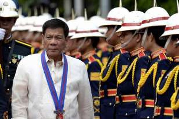 Presiden terpilih Filipina Rodrigo Duterte memeriksa pasukan sebelum acara pelantikan kepala Polisi Nasional Filipina, Ronald Dela Rosa, di Kamp Crame, Manila, 1 Juli 2016. Rodrigo menjadi Presiden Ke-16 Filipina setelah unggul dari 4 kandidat lainnya.