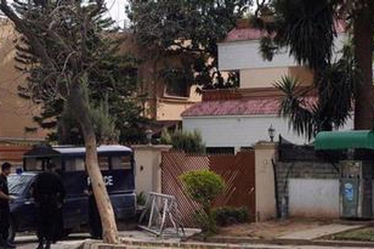 Aparat keamanan Pakistan berjaga di sebuah rumah yang diyakini menjadi tempat anggota keluarga Osama bin Laden ditahan di Islamabad, Jumat (30/3/2012). Tiga istri dan dua anak perempuannya dijatuhi hukuman 45 hari penjara dipotong masa tahanan, Senin (2/4/2012) karena masuk dan tinggal di Pakistan secara ilegal.  