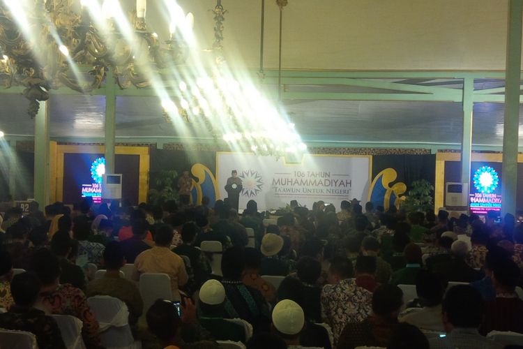 Wakil Presiden (Wapres) Jusuf Kalla memberikan sambutan dalam puncak Milad ke-106 Muhammadiyah di Pura Mangkunegaran Solo, Jawa Tengah, Minggu (18/11/2018) malam.