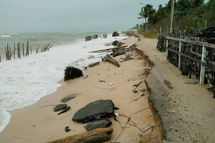 Ruas jalan sepanjang 500 meter di desa Wanger Kecamatan Pulau-Pulau Aru, Maluku mengalami kerusakan parah akibat dihantam abrasi dan gelombang tingginya, Kamis (11/2/2021)