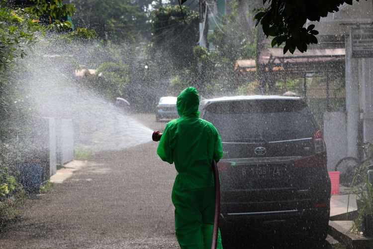 Petugas menyemprotkan disinfektan di rumah warga Perumahan Griya Melati, Kelurahan Bubulak, Kota Bogor, Jawa Barat, Senin (24/5/2021). Satuan Tugas (Satgas) Covid-19 Kota Bogor melaporkan kasus Covid-19 di kompleks perumahan ini mencapai 58 orang.