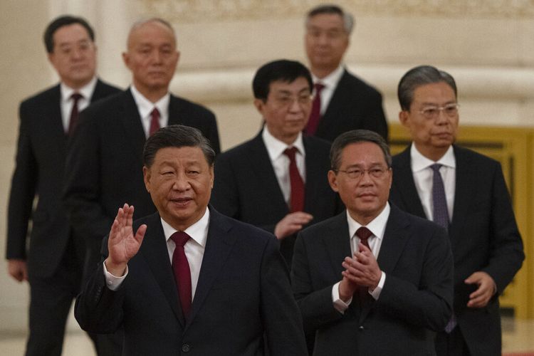Anggota baru Komite Tetap Politbiro, depan ke belakang, Presiden Xi Jinping, Li Qiang, Zhao Leji, Wang Huning, Cai Qi, Ding Xuexiang, dan Li Xi tiba di Aula Besar Rakyat di Beijing pada 23 Oktober 2022. Li Qiang kini remi dipilih jadi PM China.