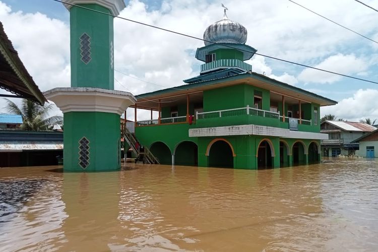 Torrential rains swept through Serawai Sub-district in Sintang regency, Indonesia's West Kalimantan on Tuesday, October 4, 2022, leaving more than 2,000 homes under water and thousands of villagers had to flee. 