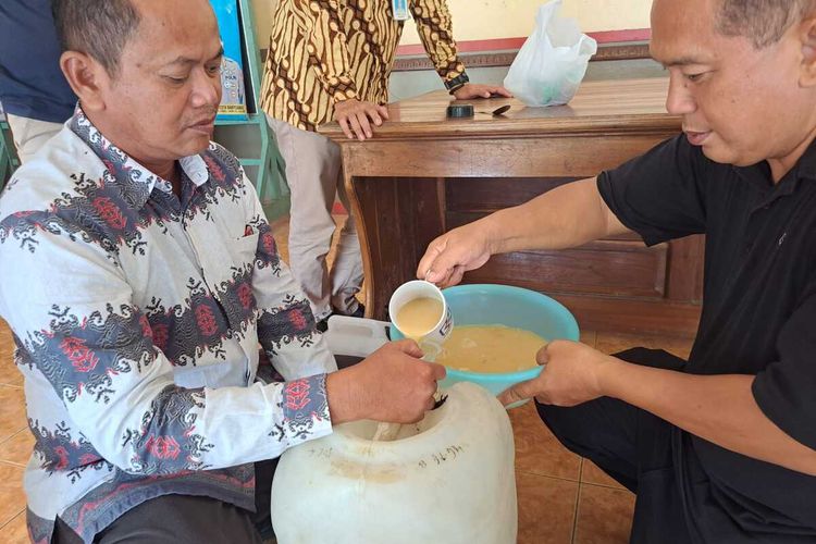 Uji coba pemamfaatan limbah produksi ciu menjadi pupuk cair organik Desa Wlahar, Kecamatan Wangon, Kabupaten Banyumas, Jawa Tengah.
