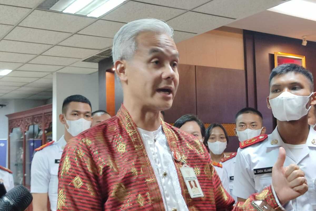 Gubernur Jateng Ganjar Pranowo usai menghadiri rapat di kantornya, Kamis (27/4/2023).