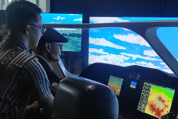 Staf Khusus Menteri Pertahanan bidang Komunikasi Sosial dan Publik, Deddy Corbuzier, menjajal simulator mengemudikan pesawat N-219 di PT Dirgantara Indonesia (PT DI), Bandung, Jawa Barat, Rabu (26/2/2025).