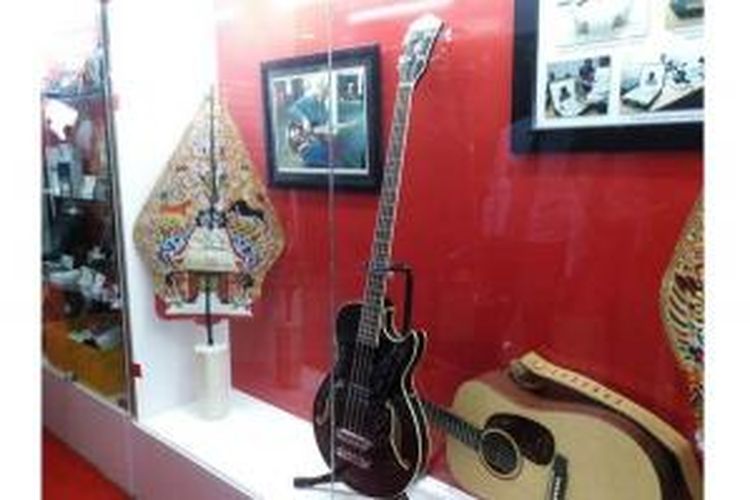 Gitar bass milik personel Metalica milik Robert Trujillo dipajang pada pameran barang gratifikasi pada kegiatan Festival Anti Korupsi 2015 di Sasana Budaya Ganesha, Bandung, Jum'at (11/12/2015). Gitar merek Ibanez itu rencananya bakal dimuseumkan lantaran masuk dalam kategori barang antik.