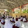Kelas Rusak, Siswa SDN Ciaripin Sukabumi Belajar di Panggung Sekolah