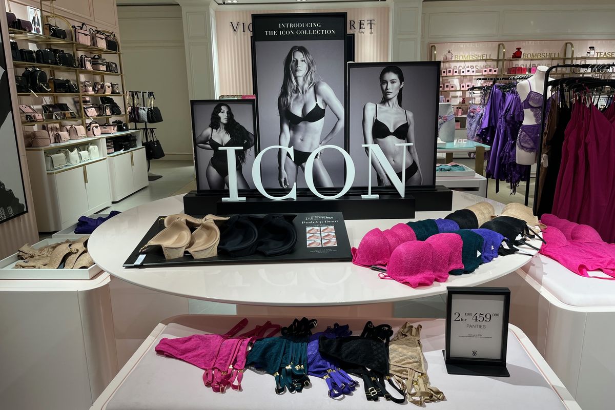 The Icon by Victoria's Secret yang merayakan tipe tubuh yang berbeda.
