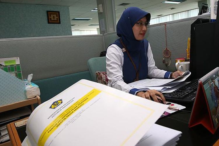 Pegawai pajak meneliti kebenaran isi laporan surat pemberitahuan tahunan (SPT) wajib pajak di Kantor Pelayanan Pajak Pratama Jakarta, Pasar Minggu, Kamis (21/4/2016). 