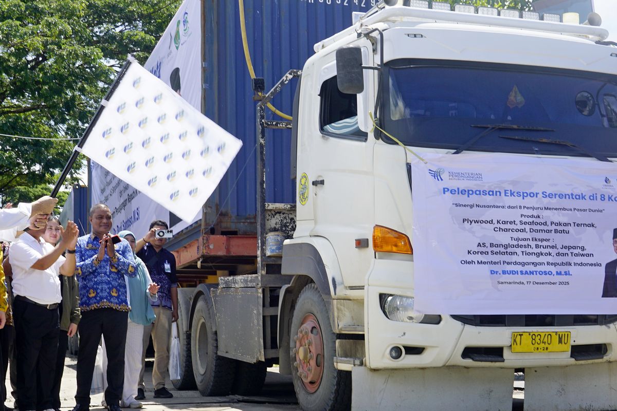 Pelepasan ekspor komoditas unggulan Kalimantan Timur di Samarinda, Kamis (18/12/2025). Sejumlah produk seperti plywood, hasil perikanan, karet, pakan ternak, serta arang dan damar batu diberangkatkan ke berbagai negara tujuan.