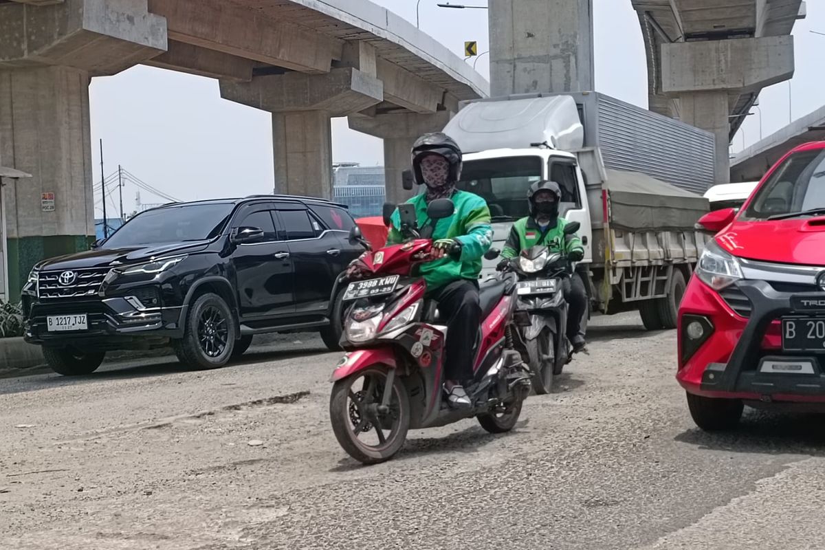 Jalan Raya Bekasi arah Cakung menuju Pulo Gebang di Jakarta Timur, tepatnya di dekat pintu masuk Tol Cakung, dalam keadaan penuh lubang, Senin (13/3/2023).