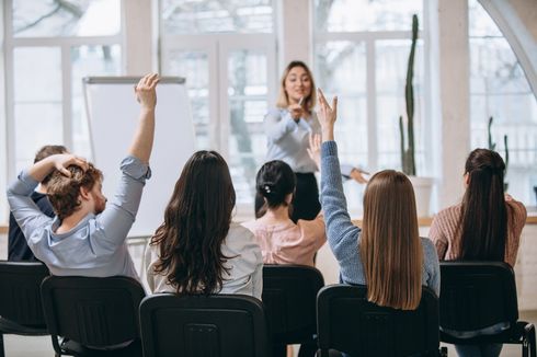 Tak Lagi Takut Presentasi, Ini 5 Tips Public Speaking untuk Pemula yang Bisa Kamu Ikuti