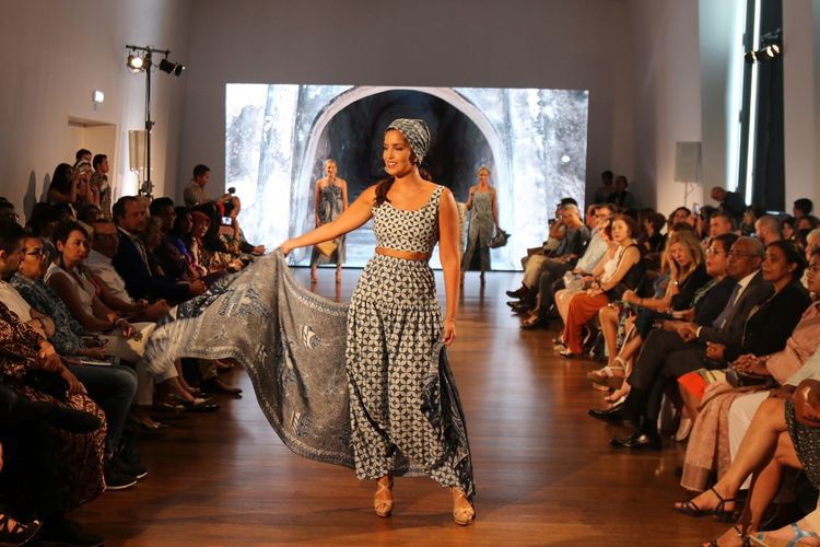 Salah satu dari 20an model Portugis melenggak-lenggok cantik di atas catwalk dalam balutan busana batik. Pemandangan itu terlihat dalam acara Peragaan Busana Batik pada Festival Indonesia 2019 di Lisbon, Portugal, Minggu (15/9/2019).
Credit : Salah satu dari 20an model Portugis