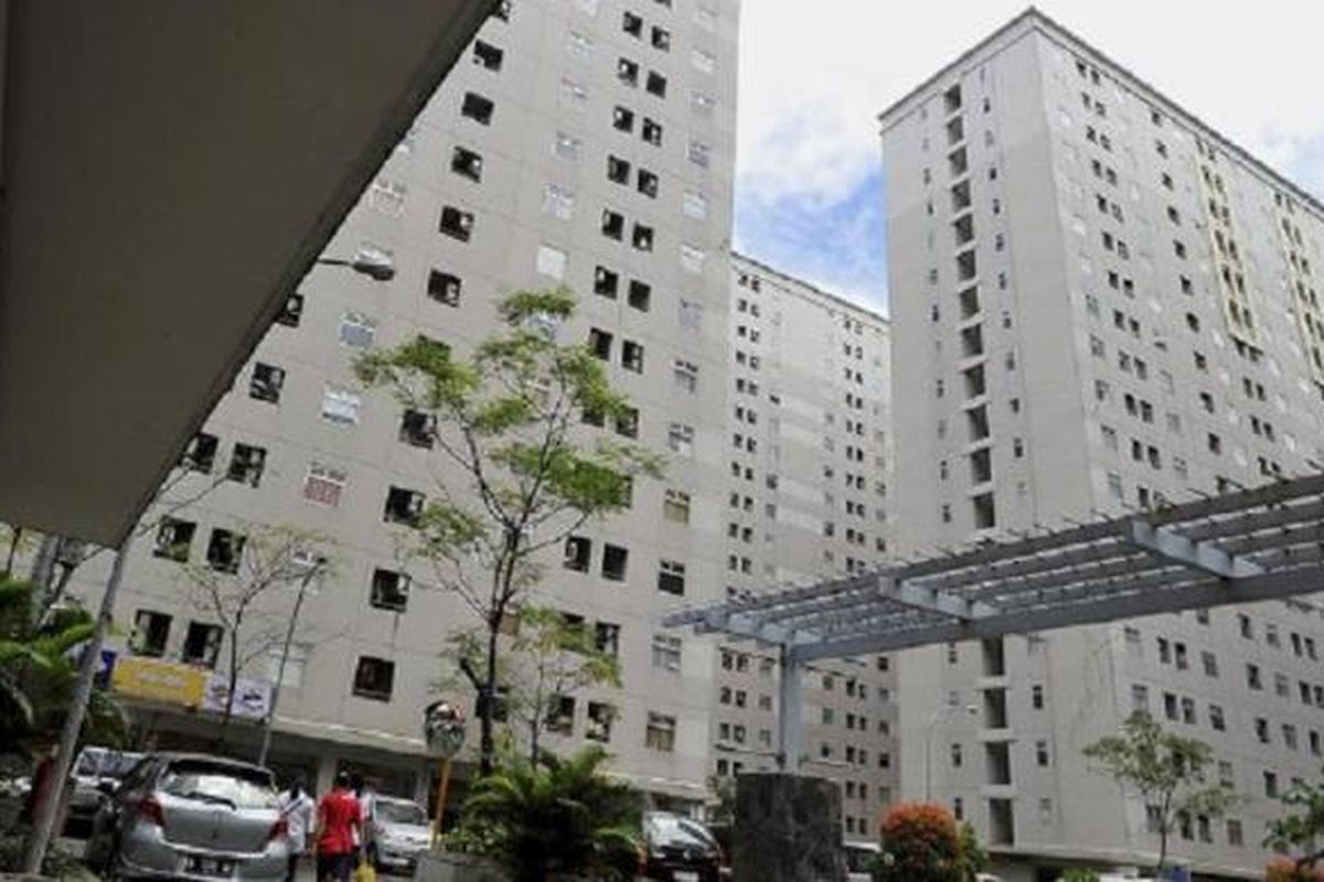 Suasana kawasan Apartemen Kalibata City, Pancoran, Jakarta Selatan, Senin (27/4). Lemahnya regulasi penataan apartemen seperti pendataan penghuni memunculkan kasus kejahatan di apartemen. Pada Jumat pekan lalu, Polda Metro Jaya mengungkap kegiatan prostitusi daring di Apartemen Kalibata City. 