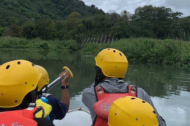 Wisatawan di lokasi arung jeram Lukub Badak di Jalan Atang Jungket, Desa Kayu Kul, Kecamatan Bies, Kabupaten Aceh Tengah, Provinsi Aceh, Sabtu (4/2/2023)