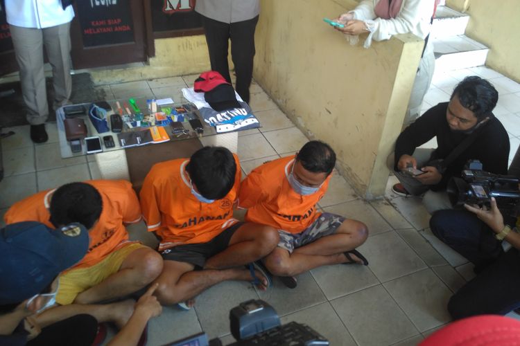 Tiga pelaku pembobolan ATM yang masih satu keluarga diekspos di Mapolres Bandar Lampung, Selasa (28/7/2020)