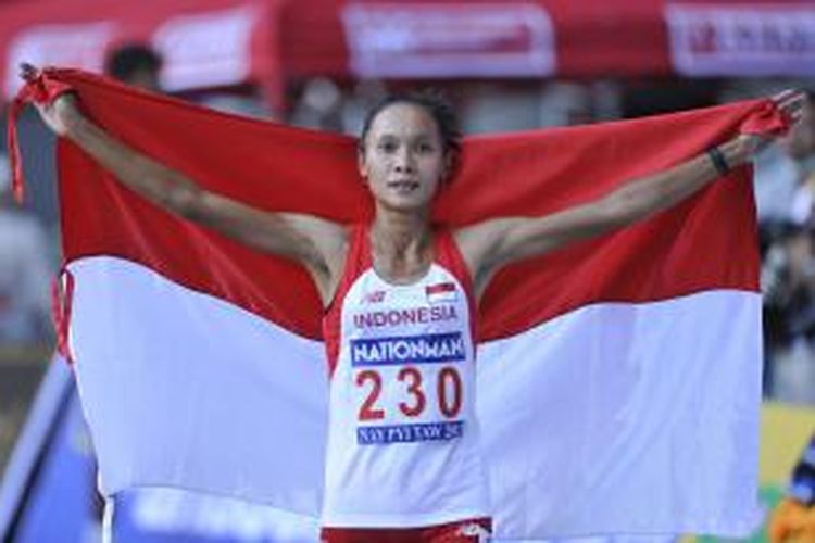 Pelari Indonesia Rini Budiarti merayakan kemenangannya usai menjadi yang tercepat dalam final lari nomor 3000 meter halang rintang SEA Games 2013 di lintasan atletik Wunna Theikdi, Naypyitaw, Rabu (18/12). Kemenangan itu menambah perolehan medali emas bagi kontingen Indonesia.