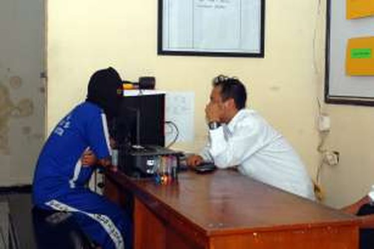 Tersangka LS (34) diperiksa petugas kepolisian Satuan Narkoba Polres Sukabumi Kota, Jawa Barat, Senin (23/5/2016). Oknum pegawai honor di Pengadilan Agama Kota Sukabumi ini diduga sebagai 
pengedar dan pemakai sabu