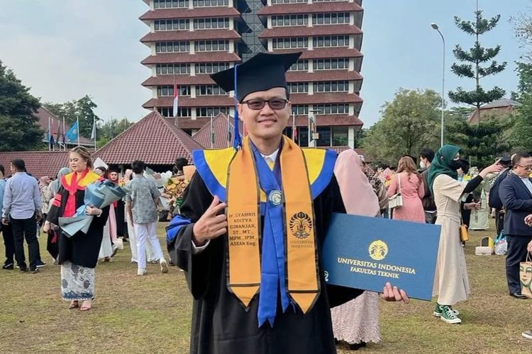 Syahril Aditya Ginanjar adalah salah seorang mahasiswa UI yang diwisuda minggu lalu, lulus dengan predrikat Summa Cumlaude dengan IPK sempurna (4) dari Program Profesi Insinyur, Fakultas Teknik, Universitas Indonesia (FTUI).