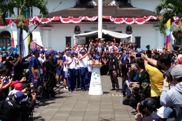 Pj Gubernur Jawa Barat M Iriawan saat menyalakan Api Asian Games di halaman Gedung Sate, Bandung, Sabtu (11/8/2018).