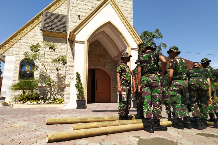 Petugas TNI saat membuat kandang Natal di Gereja Santo Yusup Jember 
