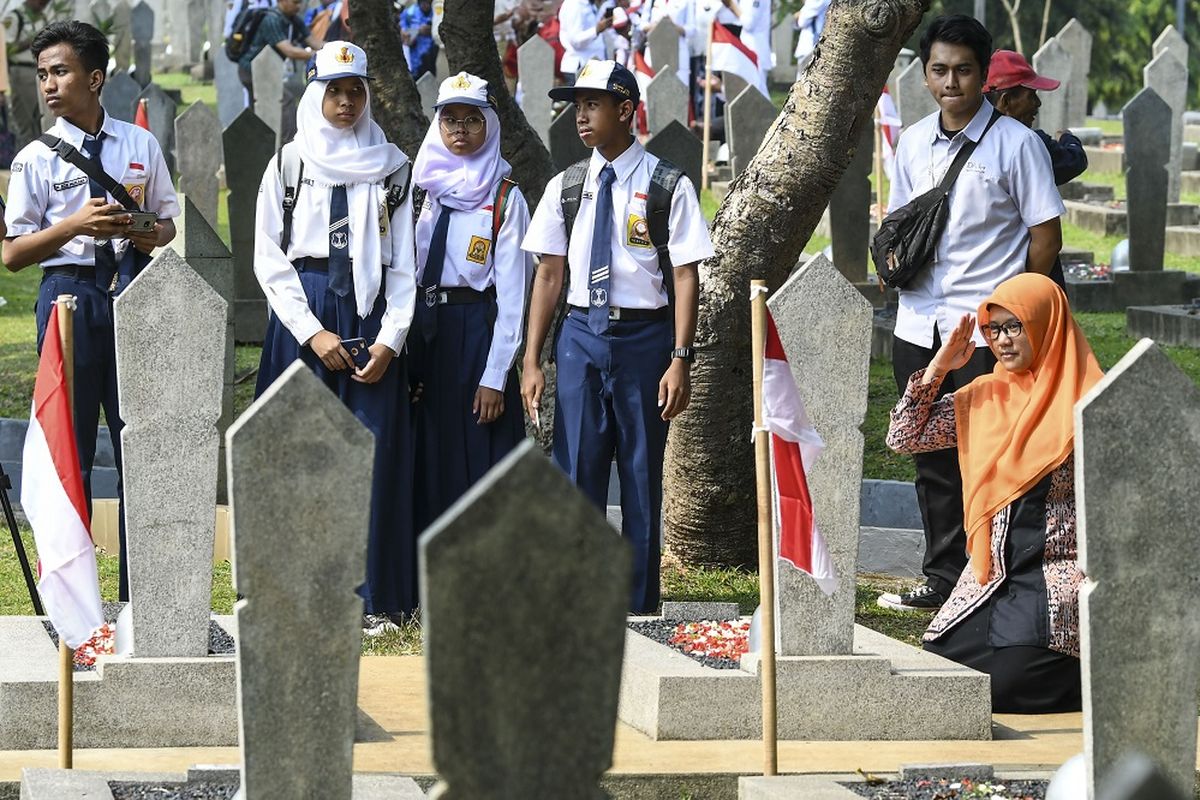 Pelajar memberi hormat ketika melakukan ziarah dan tabur bunga saat peringatan hari Pahlawan di Taman Makam Pahlawan Nasional Utama Kalibata, Jakarta, Minggu (10/11/2019). Ziarah tersebut dalam rangka peringatan Hari Pahlawan 10 November 2019. ANTARA FOTO/Galih Pradipta/hp.