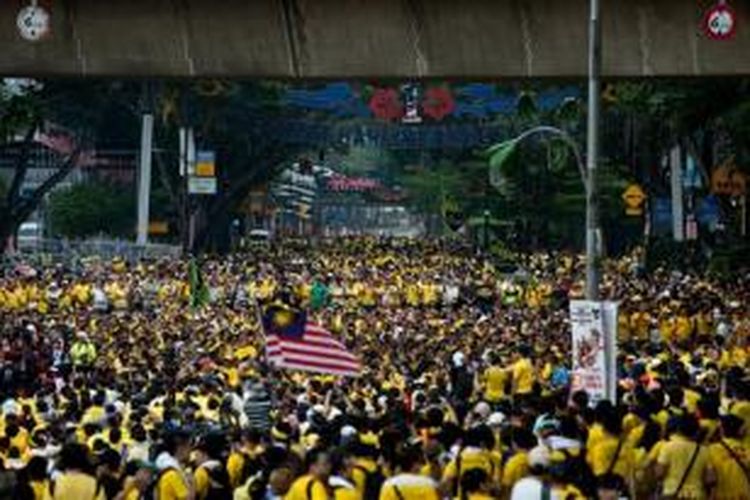 Para pengunjuk rasa pro demokrasi Bersih berkumpul di dekat Lapangan Merdeka, Kuala Lumpur, Malaysia, Sabtu (29/8/2015) mendesak Perdana Menteri Najib Razak mundur dari jabatannya.