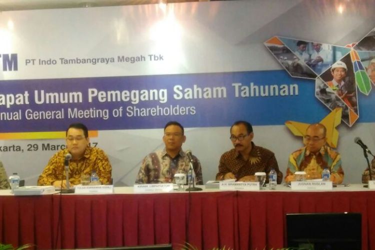 Jajaran direksi PT Indo Tambangraya Megah Tbk (ITMG) dalam konferensi pers usai Rapat Umum Pemegang Saham (RUPS), Jakarta, Rabu (29/3/2017).
