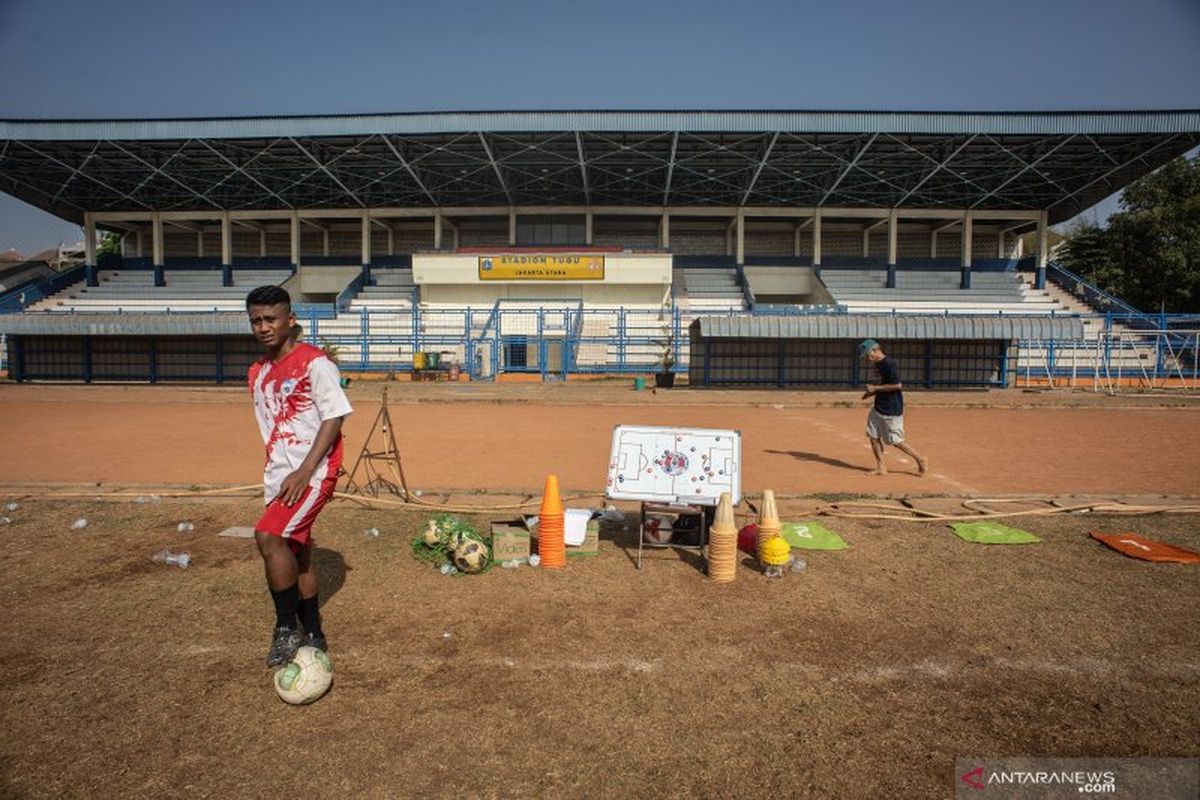 Warga berolahraga di Stadion Tugu, Koja, Jakarta, Selasa (6/8/2019). Pemprov DKI Jakarta akan melakukan revitalisasi stadion yang menjadi kandang tim sepak bola Persitara itu pada tahun 2019 untuk mendukung berbagai kegiatan olahraga di tempat tersebut.