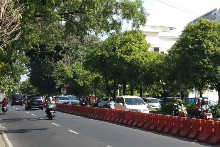 Arus lalu lintas kendaraan di Jalan Slamet Riyadi kawasan Taman Kota Kerten Solo, Jawa Tengah, Jumat (31/5/2019).