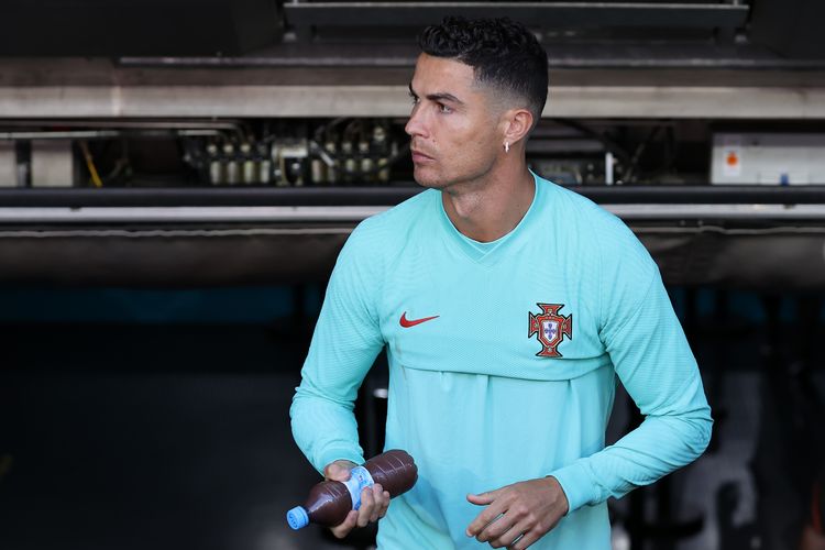 MUENCHEN, JERMAN - Cristiano Ronaldo hendak menuju lapangan guna berlatih bersama timnas Portugal jelang laga Grup F Euro 2020 kontra Jerman di Fussball Arena, 18 Juni 2021.