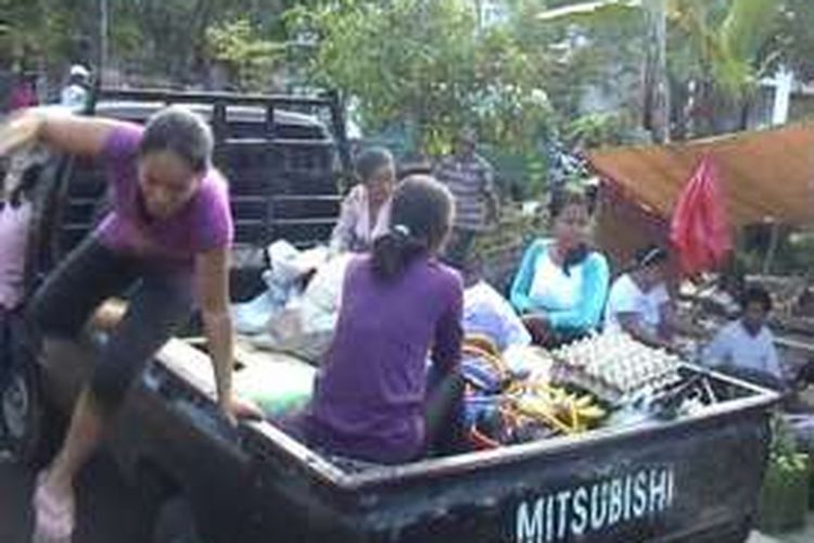 Demi berbelanja berbagai persiapan kebutuhan lebaran seperti ayam potong, aneka kue dan kebutuhan lebaran lainnya warga yang tinggal di pegunungan di berbagai desa di pedalaman di kemacamatan Lembang Pinrang rela menumpang truk, mobil open cup hingag naik delman atau bendi ke kota.