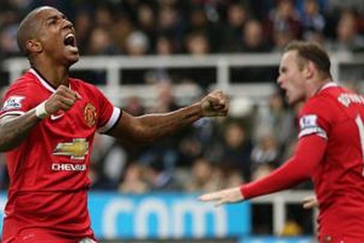 Ashley Young saat merayakan gol ke gawang Newcastle United, Rabu (4/3/2015). 