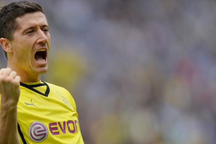 Bomber Borussia Dortmund, Robert Lewandowski, berselebrasi seusai mencetak gol ke gawang Hertha Berlin, Sabtu (10/5/2014). 