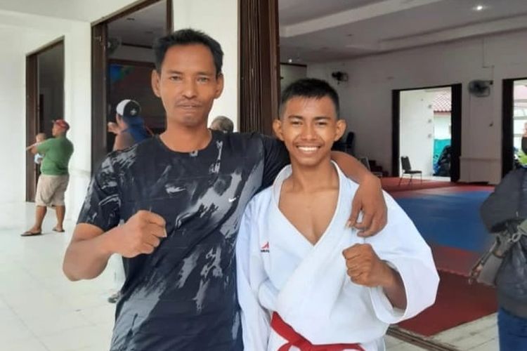 Juan Lexsie (kanan), siswa SMA Negeri 2 Percut Sei Tuan, Kabupaten Deli Serdang, Sumatera Utara menjadi pemenang ajang talenta Olimpiade Olahraga Siswa Nasional (O2SN) Jenjang SMA/MA bersama sang ayah (kiri).