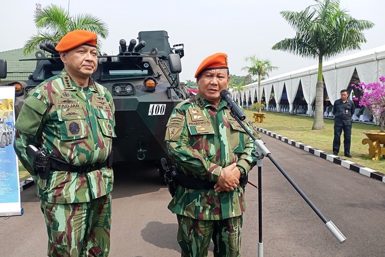 Menteri Pertahanan (Menhan) Prabowo Subianto saat memberikan keterangan pers usai diberi penghargaan sebagai warga kehormatan Komando Pasukan Gerak Cepat (Kopasgat) TNI AU di Mako Kopasgat di Margahayu, Bandung pada Selasa (14/3/2023)