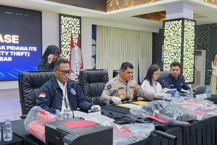 Bermodus Tawarkan Kendaraan di Medsos, 12 Tersangka Diamankan Polda Jabar Kasus Penipuan Online