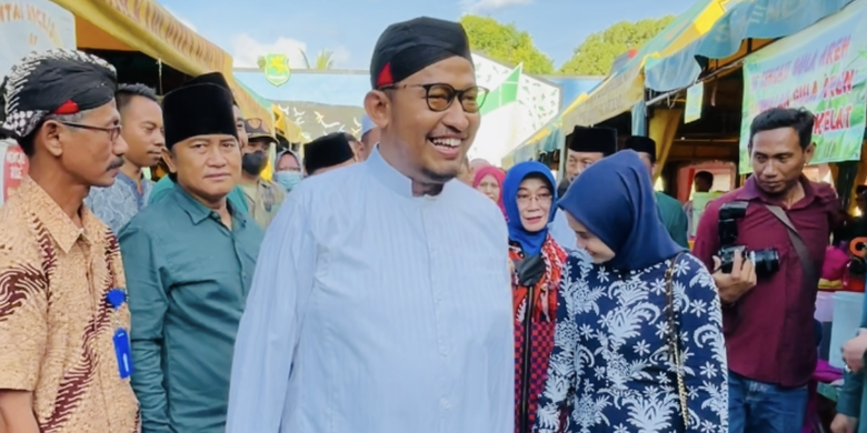 Bupati Sumenep Achmad Fauzi saat meninjau kegiatan Bazar Takjil Ramadhan di Lapangan Kesenian Sumenep (LKS) Gotong Royong di Jalan Gotong Royong, Pajagalan, Sumenep.